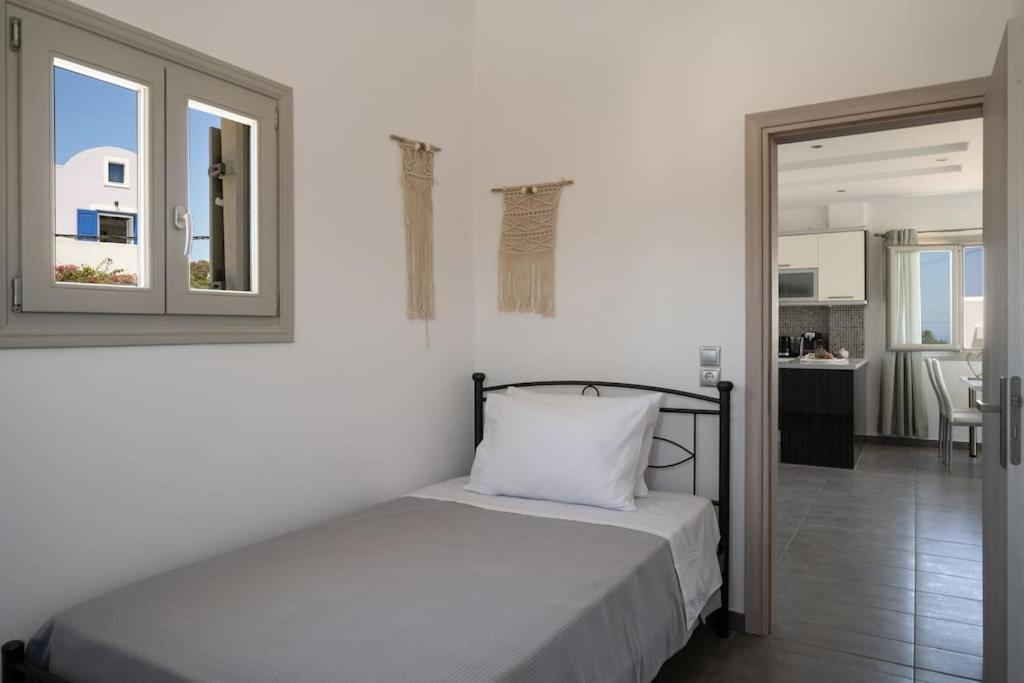 In The Heart Of Fira & Free Pool - Nychteri Suite Exterior foto